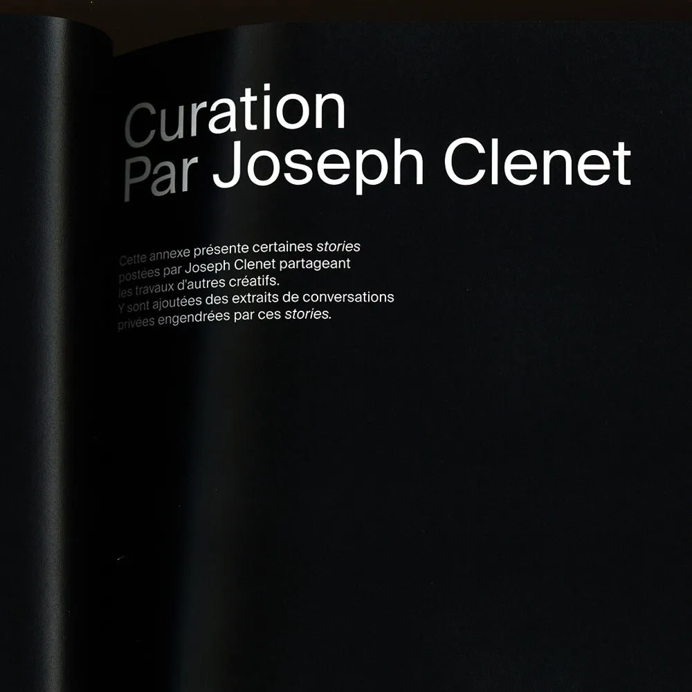 Une page totalement noire avec le texte en blanc : "Curation, par Joseph Clenet", et une courte introduction