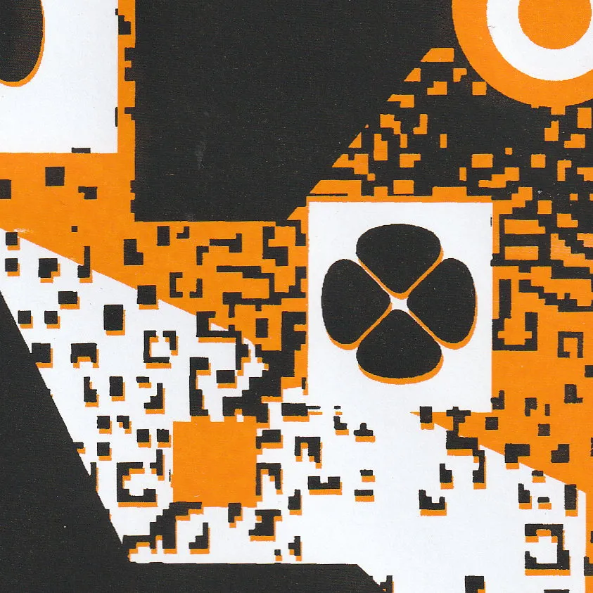 Détail sur un motif géométrique et la trame organique. Un léger décalage est visible entre la couche orange et la couche noire.